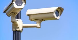 Câmeras de segurança instaladas em poste contra o céu azul