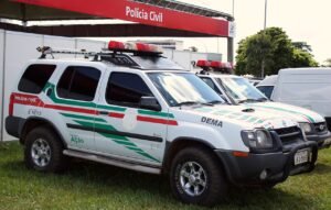 Viatura da Polícia Civil do Distrito Federal com identificação da Deam