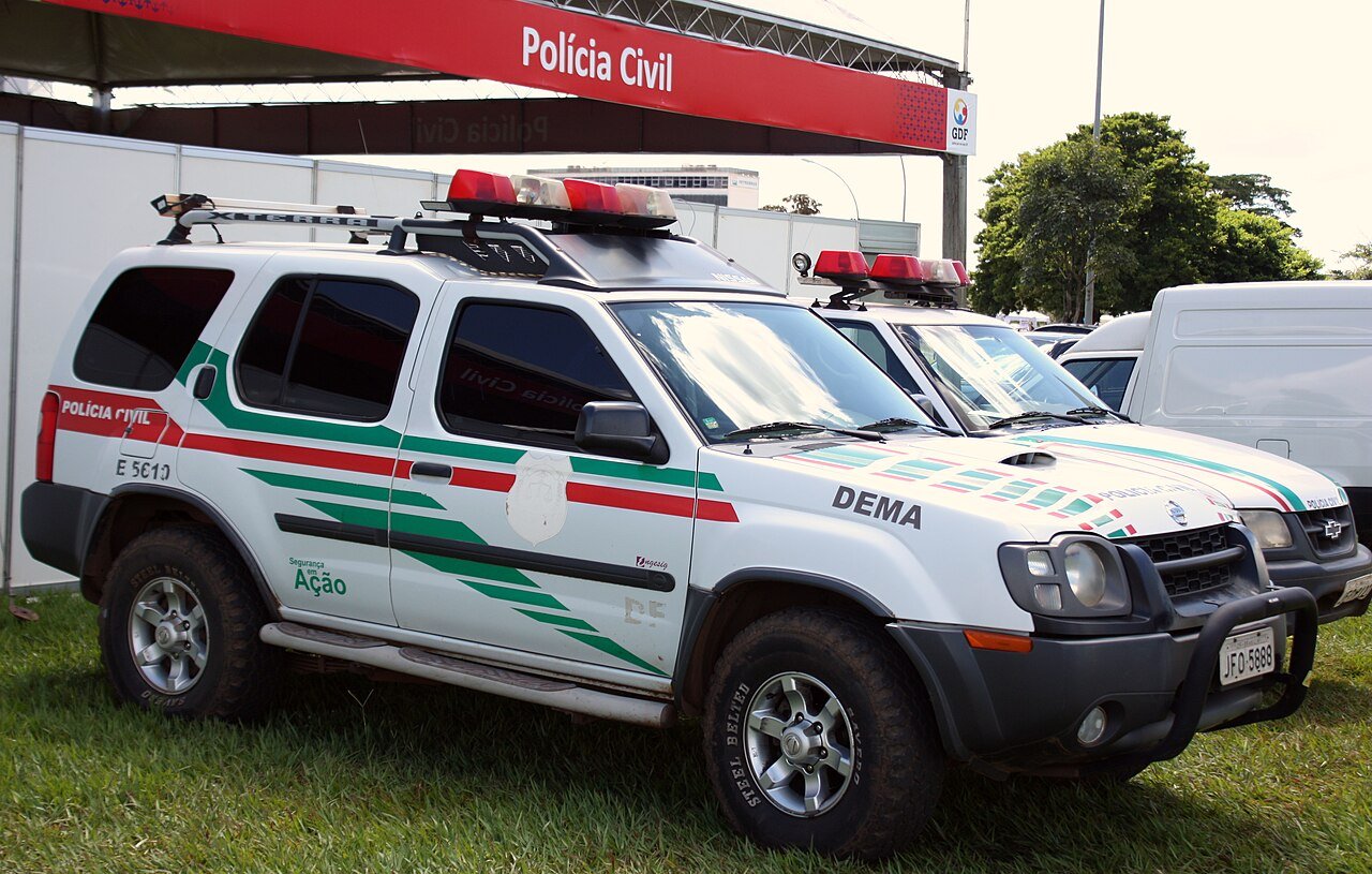 Viatura da Polícia Civil do Distrito Federal com identificação da Deam