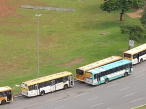 Ônibus do transporte coletivo do Distrito Federal estacionados na margem de via em Brasília