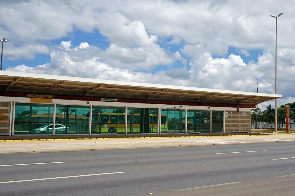 Estação do BRT no Distrito Federal, com ônibus amarelo do sistema ao fundo e o corredor exclusivo em primeiro plano