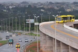 Ônibus articulado amarelo do BRT trafega no corredor exclusivo elevado do BRT Sul, no Distrito Federal