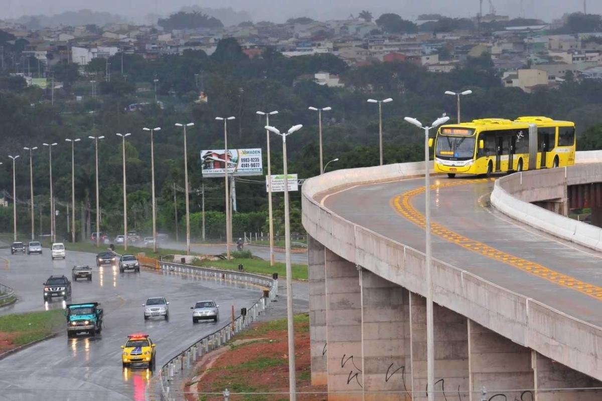 Ônibus articulado amarelo do BRT trafega no corredor exclusivo elevado do BRT Sul, no Distrito Federal