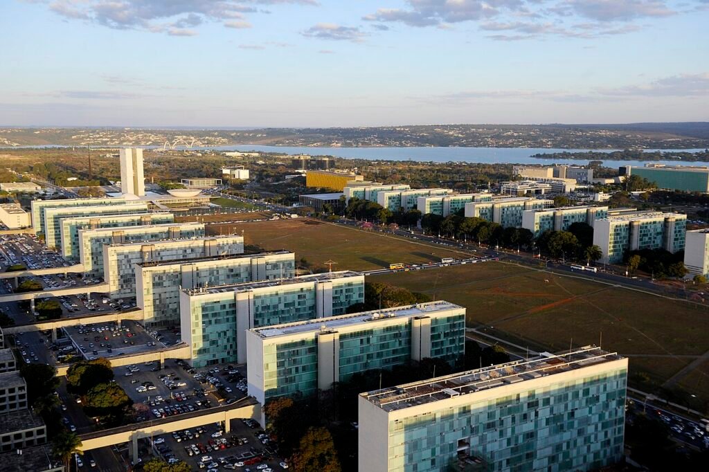 Vista aérea da Esplanada dos Ministérios, em Brasília, ao entardecer