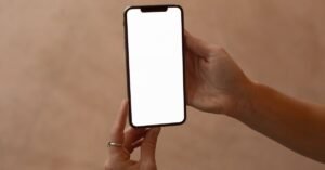 Mãos segurando um celular com a tela em branco