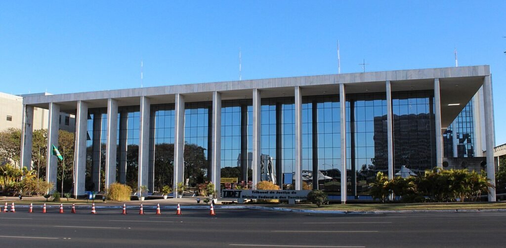 Fachada do Tribunal de Justiça do Distrito Federal e dos Territórios em dia de céu azul