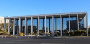 Fachada do Tribunal de Justiça do Distrito Federal e dos Territórios em dia de céu azul