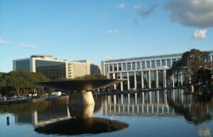 Edifícios do TJDFT e do MPDFT em Brasília vistos do espelho d'água na Praça dos Três Poderes