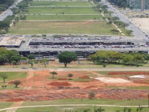 Vista da Rodoviária do Plano Piloto com ônibus nas plataformas e carros no estacionamento superior