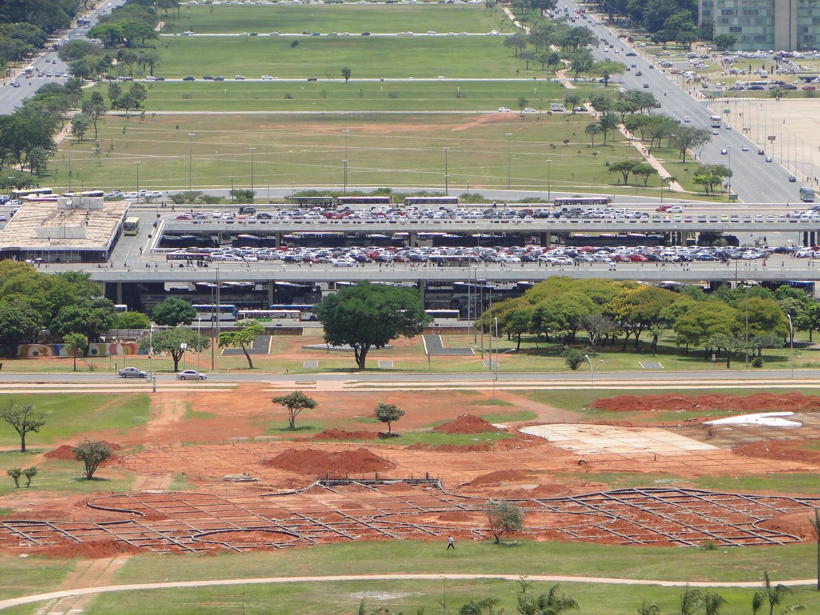 Vista da Rodoviária do Plano Piloto com ônibus nas plataformas e carros no estacionamento superior