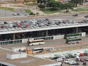 Ônibus urbanos nas plataformas da Rodoviária do Plano Piloto, em Brasília