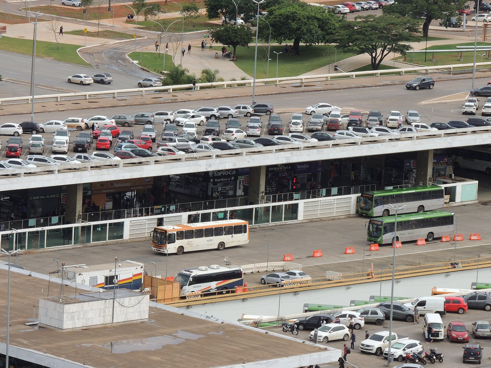 Ônibus urbanos nas plataformas da Rodoviária do Plano Piloto, em Brasília