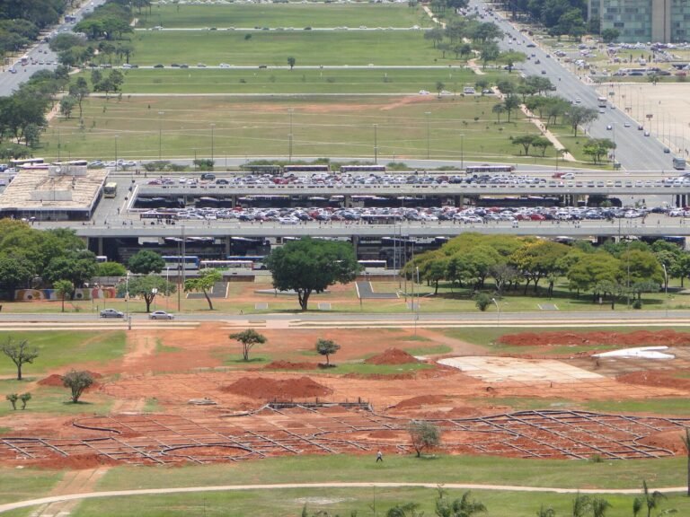 Vista aérea da Rodoviária do Plano Piloto, em Brasília, com ônibus nas plataformas e o Eixo Monumental ao fundo