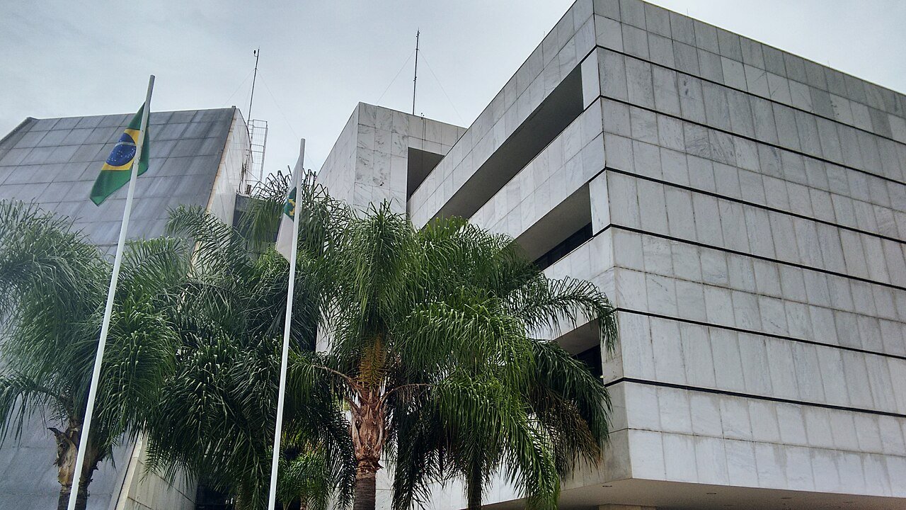 Fachada da sede do Tribunal Regional Eleitoral do Distrito Federal, com as bandeiras do Brasil e do DF