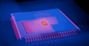 Chip de computador em close, com iluminação em tons de azul e rosa, em imagem ilustrativa de inteligência artificial