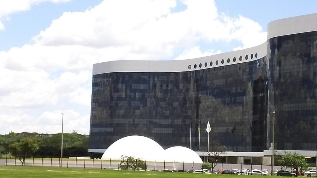 Edifício-sede do Tribunal Superior Eleitoral, em Brasília, com a bandeira do Brasil ao lado