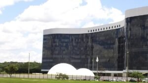 Edifício-sede do Tribunal Superior Eleitoral, em Brasília, com a bandeira do Brasil ao lado