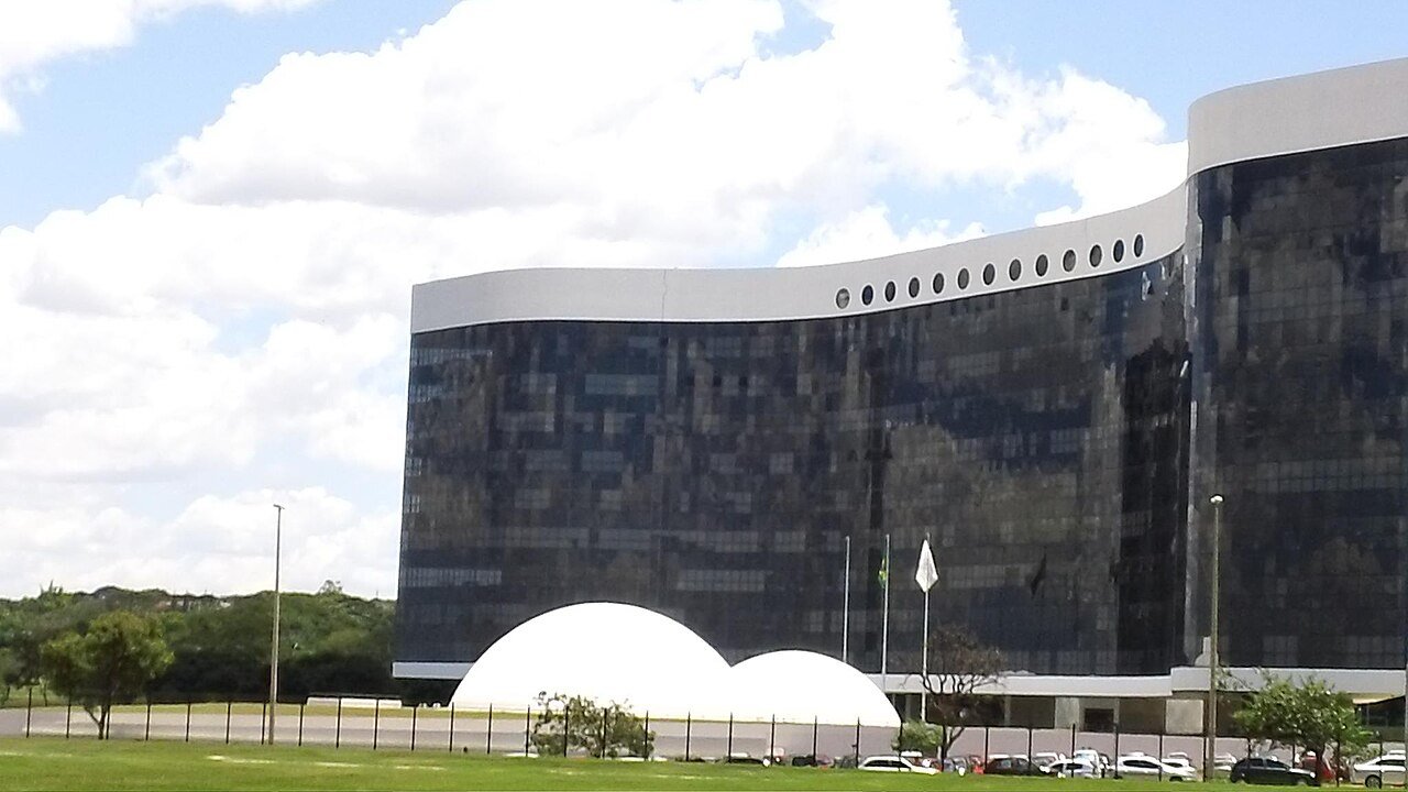 Edifício-sede do Tribunal Superior Eleitoral, em Brasília, com a bandeira do Brasil ao lado