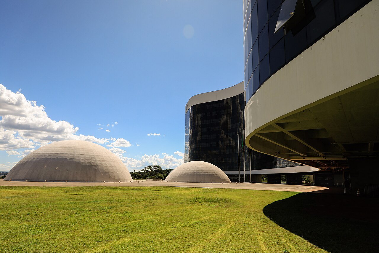 Sede do Tribunal Superior Eleitoral em Brasília vista do gramado
