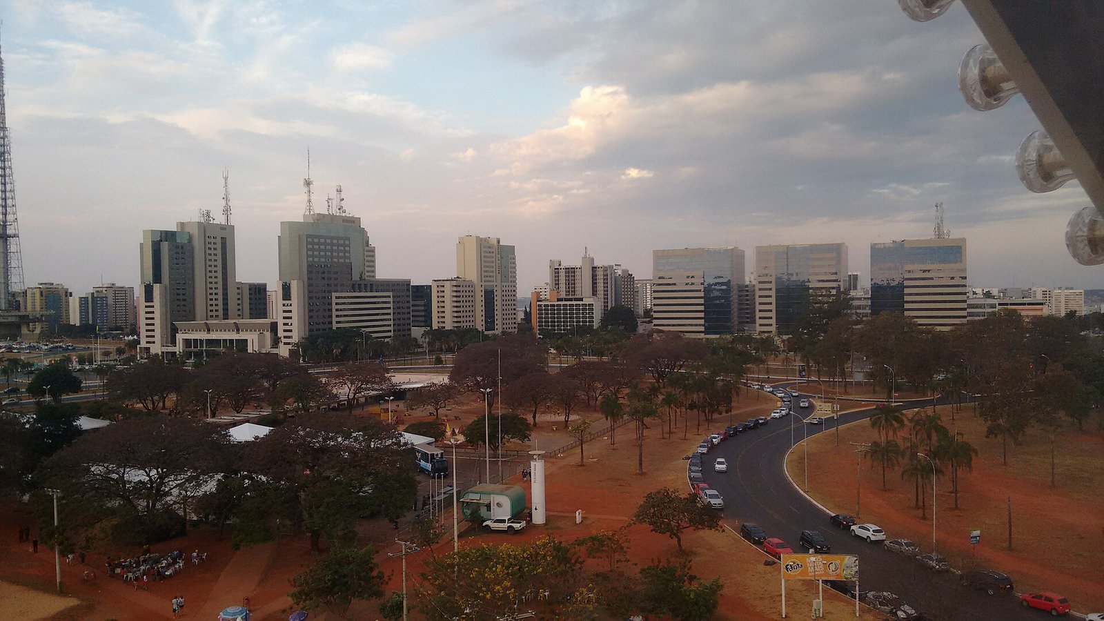 Vista aérea dos edifícios do Setor Comercial Sul, em Brasília, no fim da tarde