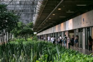 Corredor do Instituto Central de Ciências da UnB com estudantes caminhando