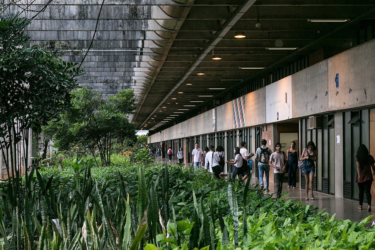 Corredor do Instituto Central de Ciências da UnB com estudantes caminhando