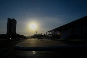 Vista da Esplanada dos Ministérios ao amanhecer, com o Congresso Nacional e o Palácio do Planalto
