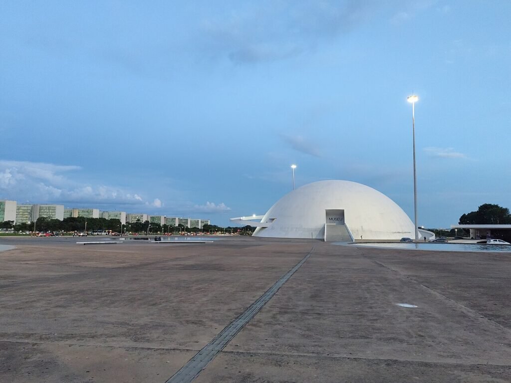 Cúpula branca do Museu Nacional da República, em Brasília, ao entardecer