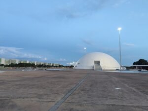 Cúpula branca do Museu Nacional da República, em Brasília, ao entardecer
