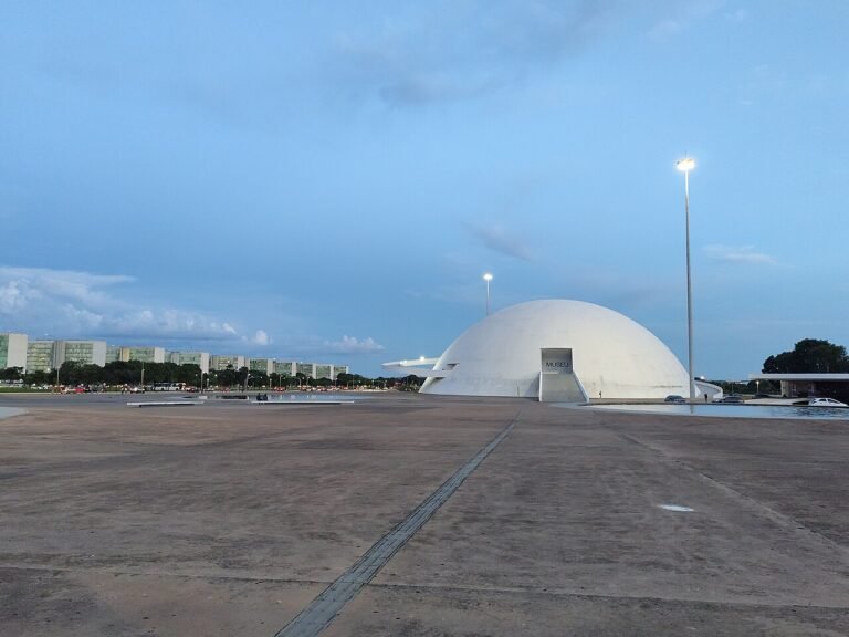 Cúpula branca do Museu Nacional da República, em Brasília, ao entardecer