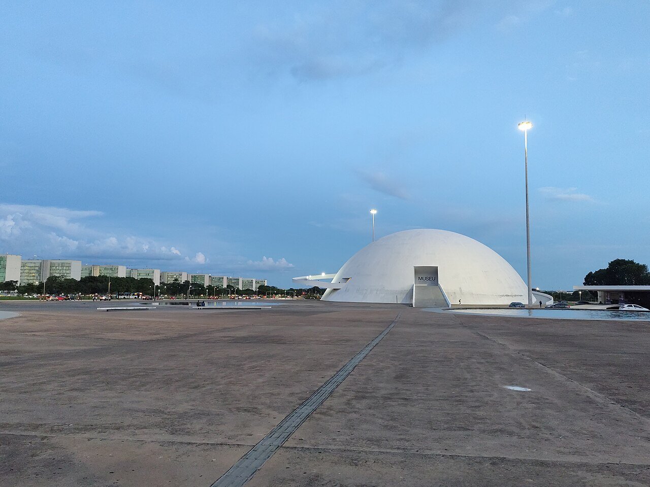 Cúpula branca do Museu Nacional da República, em Brasília, ao entardecer