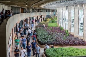 Estudantes caminham pelo Instituto Central de Ciências, no campus Darcy Ribeiro da UnB