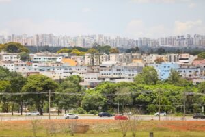 Vista das quadras do Núcleo Bandeirante com prédios de Águas Claras ao fundo