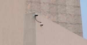 Câmera de segurança instalada na fachada de um edifício