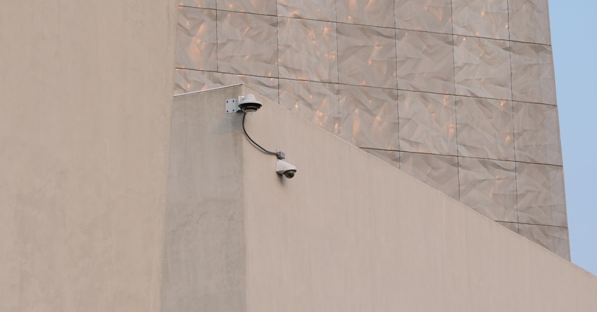 Câmera de segurança instalada na fachada de um edifício