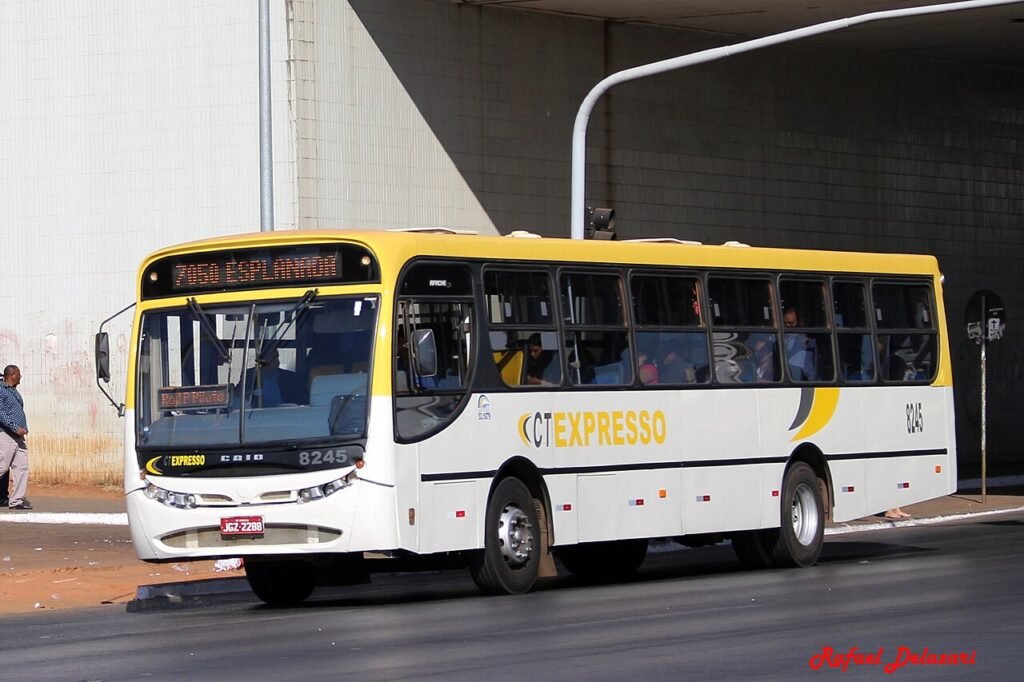 Ônibus do transporte público do Distrito Federal em ponto de parada em Brasília