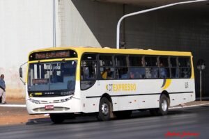 Ônibus do transporte público do Distrito Federal em ponto de parada em Brasília