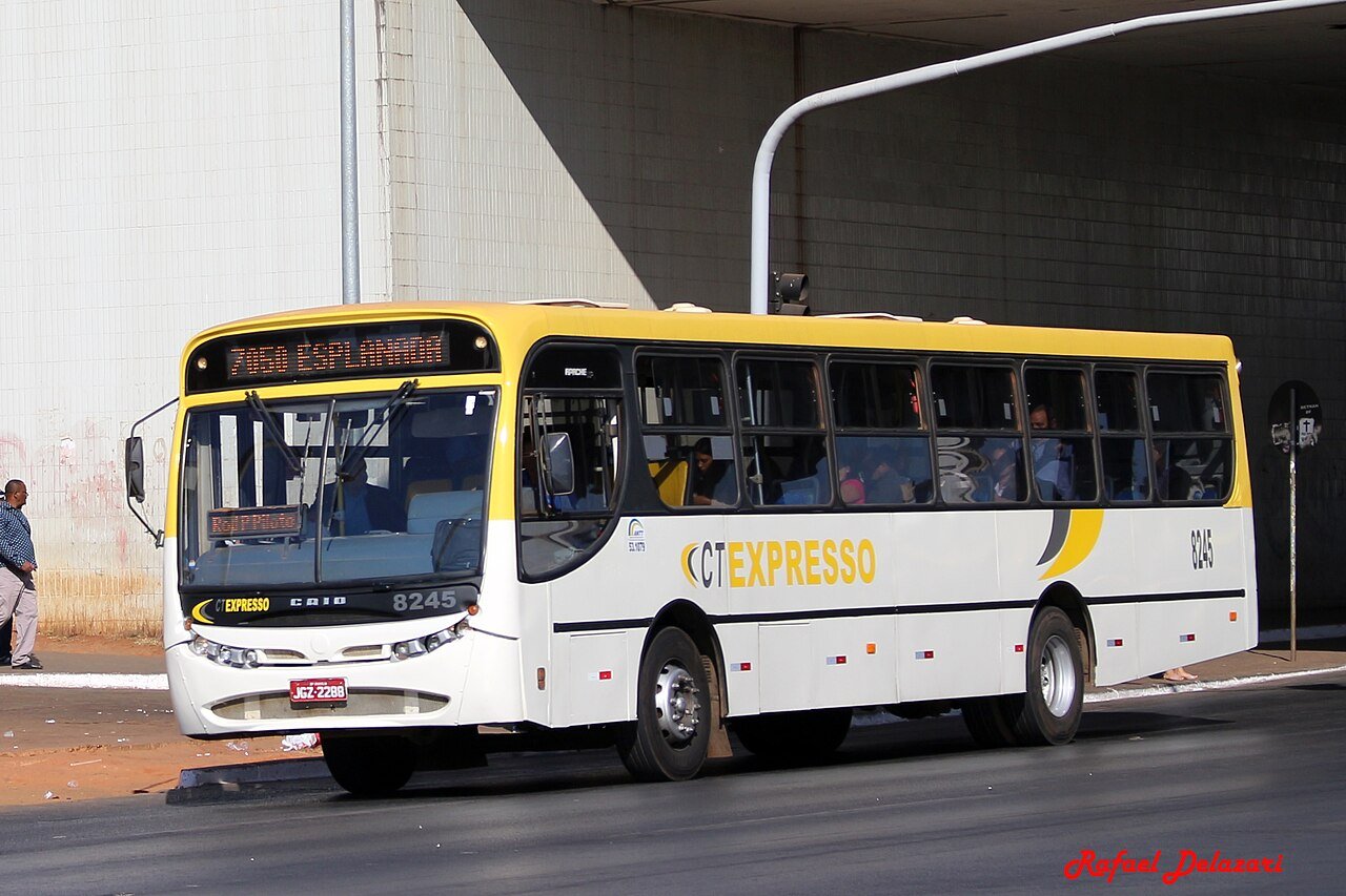 Ônibus do transporte público do Distrito Federal em ponto de parada em Brasília