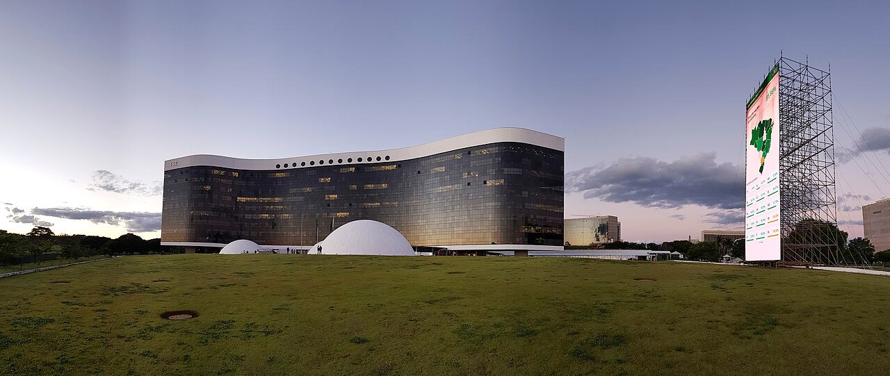 Fachada do edifício-sede do Tribunal Superior Eleitoral, em Brasília, no fim da tarde