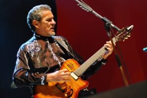 Zé Ramalho tocando violão durante apresentação em palco