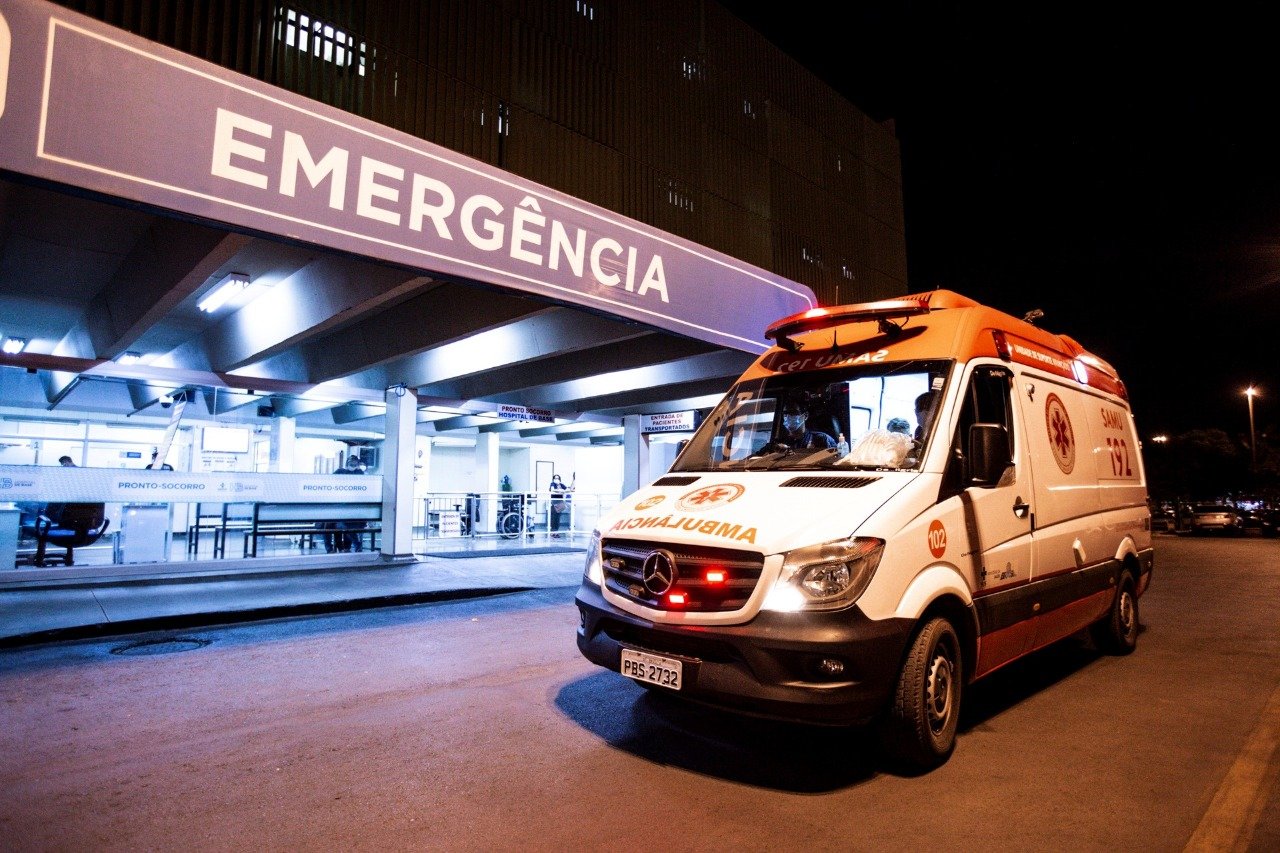 Ambulância do Samu 192 na entrada da emergência de hospital público em Brasília