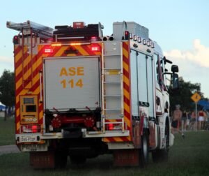 Traseira de viatura de salvamento do Corpo de Bombeiros do Distrito Federal com sinalizadores acesos
