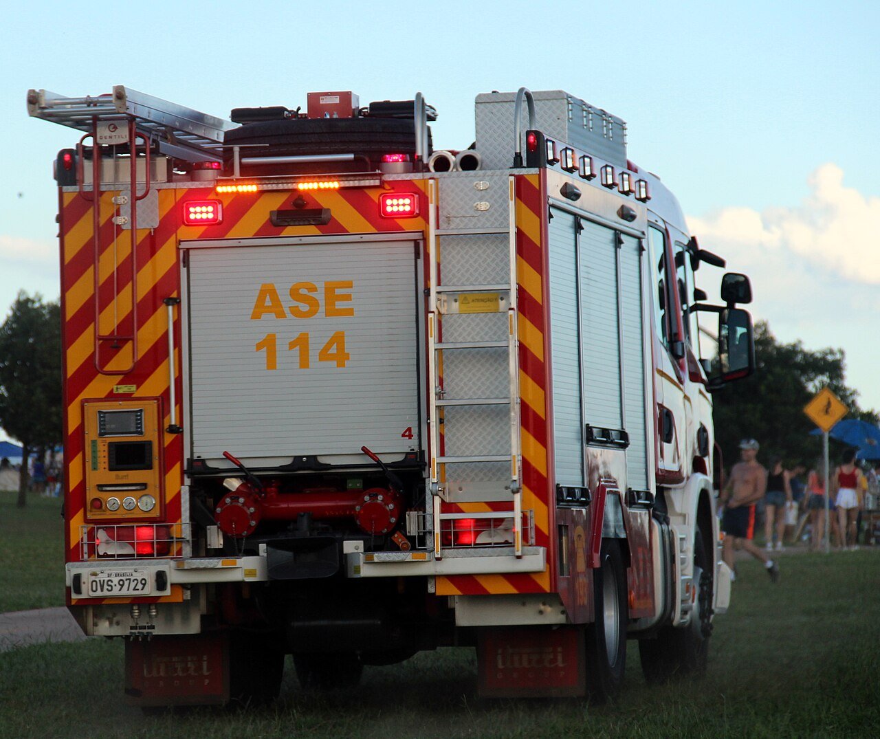 Traseira de viatura de salvamento do Corpo de Bombeiros do Distrito Federal com sinalizadores acesos