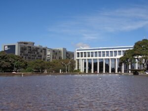 Sedes do TJDFT e do MPDFT vistas do espelho d'água, em Brasília, sob céu azul