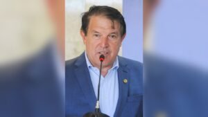 Agaciel Maia fala ao microfone durante evento institucional do Governo do Distrito Federal