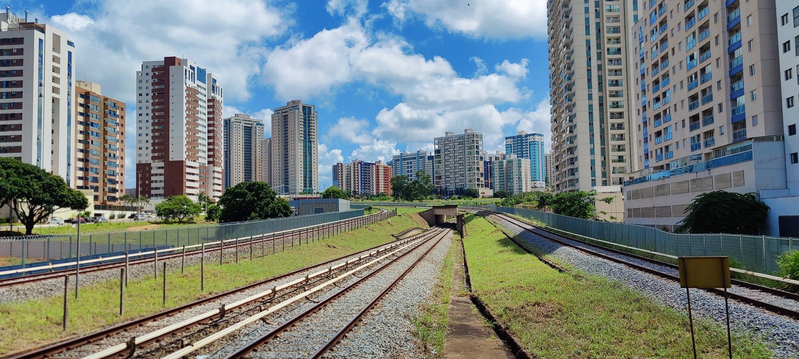 Prédios residenciais de Águas Claras ao longo da linha do metrô, em Brasília