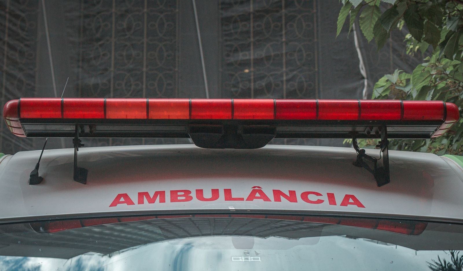 Teto de uma ambulância com sinalizador vermelho e a palavra AMBULÂNCIA escrita em letras vermelhas