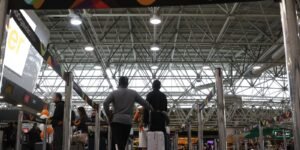 Fila de passageiros com malas no saguão de embarque do aeroporto RIOgaleão
