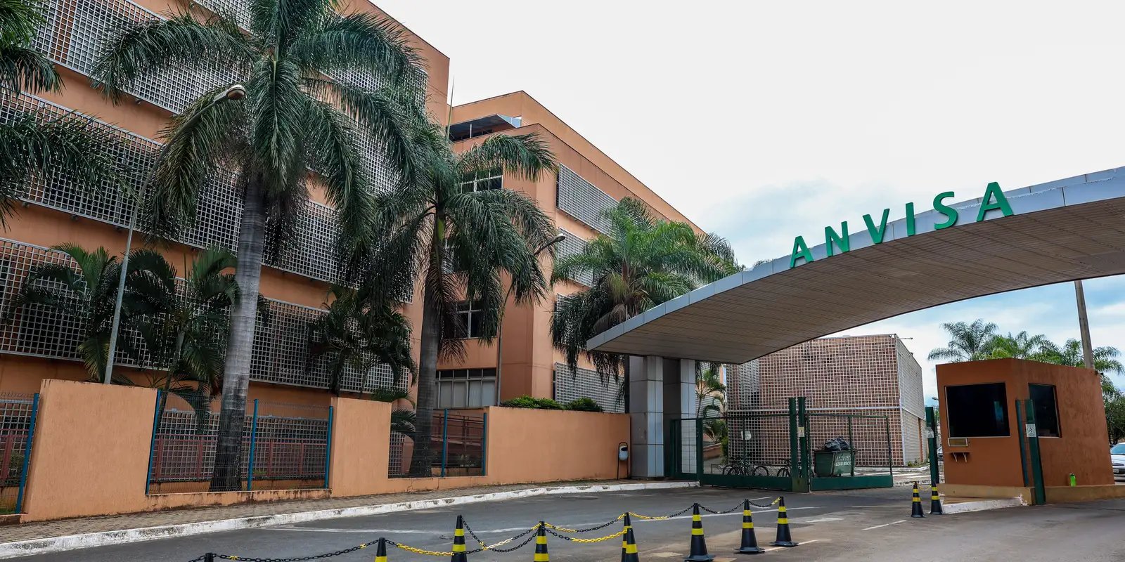 Fachada da sede da Anvisa em Brasília, com letreiro verde sobre a marquise da entrada