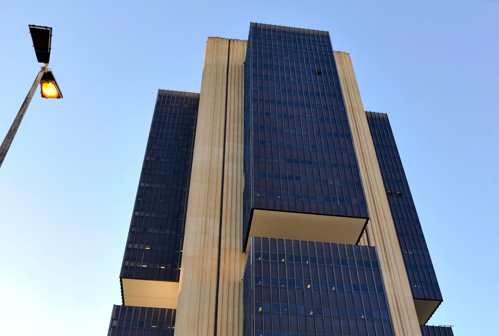 Edifício-sede do Banco Central do Brasil, no Setor Bancário Norte, em Brasília, visto de baixo contra o céu azul